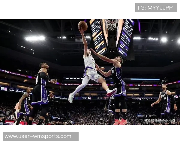 东契奇与里夫斯联手发威勇士油漆区内线防守漏洞显著